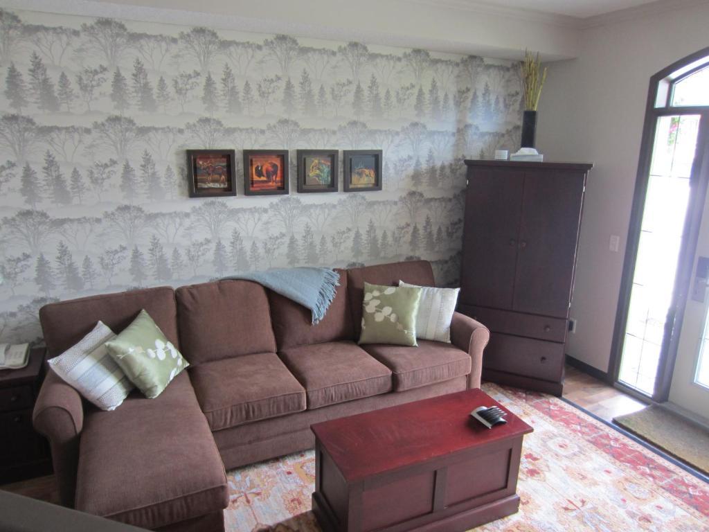Mystic Springs & Hot Pools Chalet Canmore